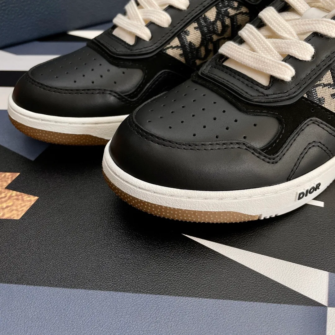 👟👟Ex-factory price 480👟👟 .(3D printing +20) Dior Dior🔥Counter genuine 1-1 top version (you can compare with the original version) The top version is made not blown out👍 👫Contrast color positioning and splicing design! Fashionable and casual personality! Look like a goddess on your feet! Simple line design, three-dimensional cutting, super invincible style, looks good no matter how you match it, super popular elements and colors, the whole set is youthful and beautiful, relaxed and eye-catching in the crowd, casual, comfortable, fashionable and versatile, a high-quality casual suit without a sense of age ✅Fabric: imported first-layer cowhide + high-tech laser technology ✅Inner: imported transparent silk fabric ✅Foots: original molded feet ✅Outsole: original molded 1:1 two-color TPU outsole ✅Method: Original 1:1 full set of lasts ✅Female size: 35～40 ✅Male size: 38～45